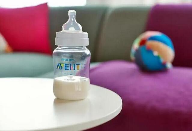 新生宝宝第一口是喝水还是喝奶