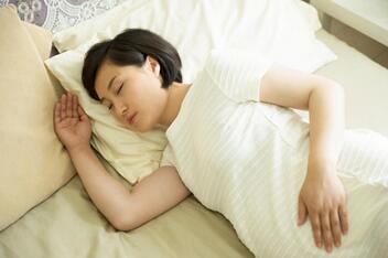 移植后侧身睡影响着床吗?会影响着床甚至引起宫外孕吗?