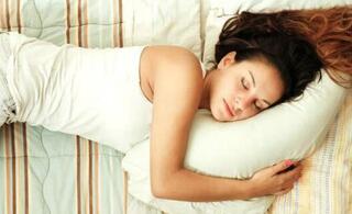 什么样的睡觉姿势对眼睛好?充足的睡眠能够提高视力吗?